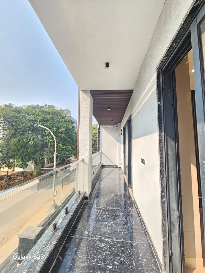 Paramount Luxury Floor 40 - Image 13