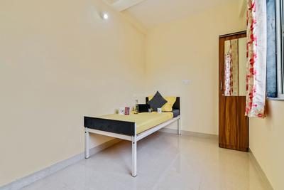 Bedroom Image of Oyo Life Pun833 in Hadapsar