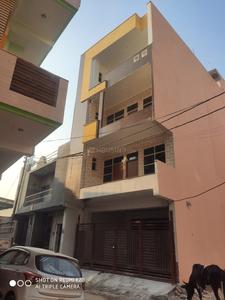 Gallery Cover Image of 1120 Sq.ft 3 BHK Independent Floor for buy in Pandav Nagar for 3000000