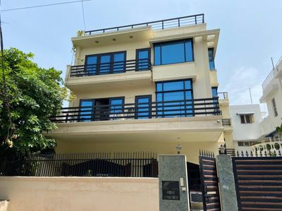 Gallery Cover Image of 6000 Sq.ft 10 BHK Independent House for buy in Sector 30 for 57500000