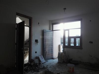 Gallery Cover Image of 900 Sq.ft 3 BHK Apartment for buy in Raju Parak Extension for 3700000