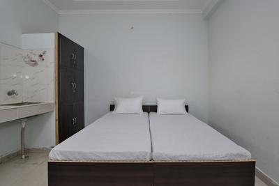Bedroom Image of Oyo Life Grg1191 in Sector 33