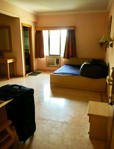 Gallery Cover Image of 300 Sq.ft 1 RK Apartment for rent in Bandra West for 45000