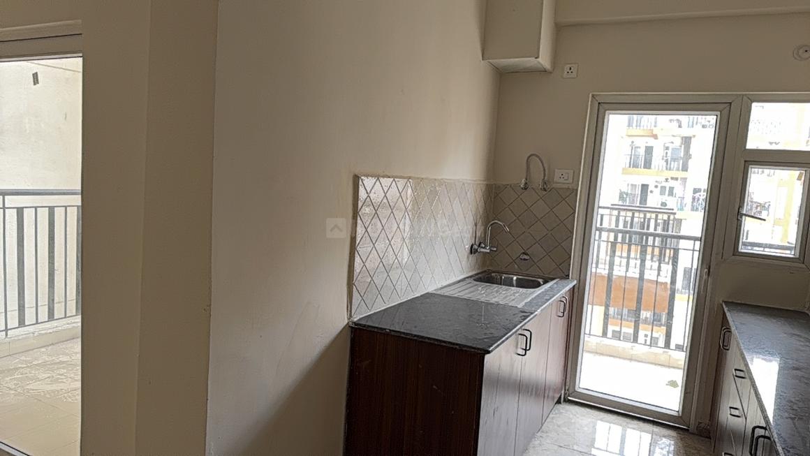 Amrapali Centurian Park - Image 12