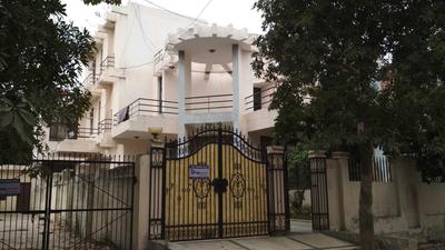 सेक्टर 55 में ऑरा होस्पिटलिटी पीजी के बिल्डिंग की तस्वीर