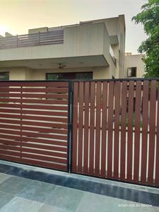 450 Sq.ft Residential Plot for Sale in Sector 72, Noida