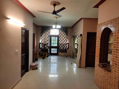 Gallery Cover Image of 1900 Sq.ft 3 BHK Independent Floor for rent in Sector 18 for 25000