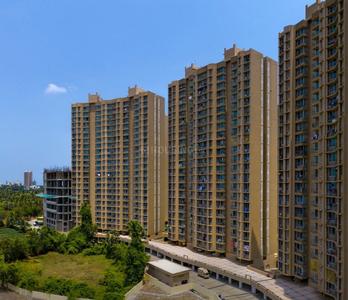 Gallery Cover Image of 800 Sq.ft 2 BHK Apartment for buy in Malad West for 15400000