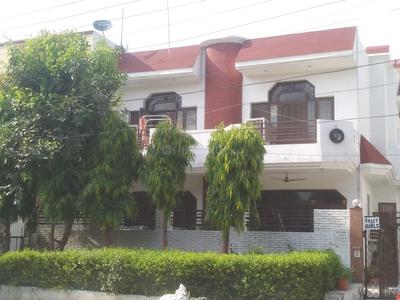 सेक्टर 55 में गर्ल्स पीजी के बिल्डिंग की तस्वीर