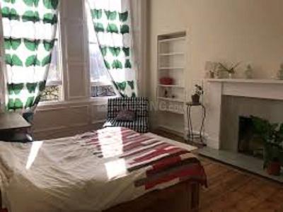 Gallery Cover Image of 1800 Sq.ft 3 BHK Apartment for buy in Bandra West for 51000000